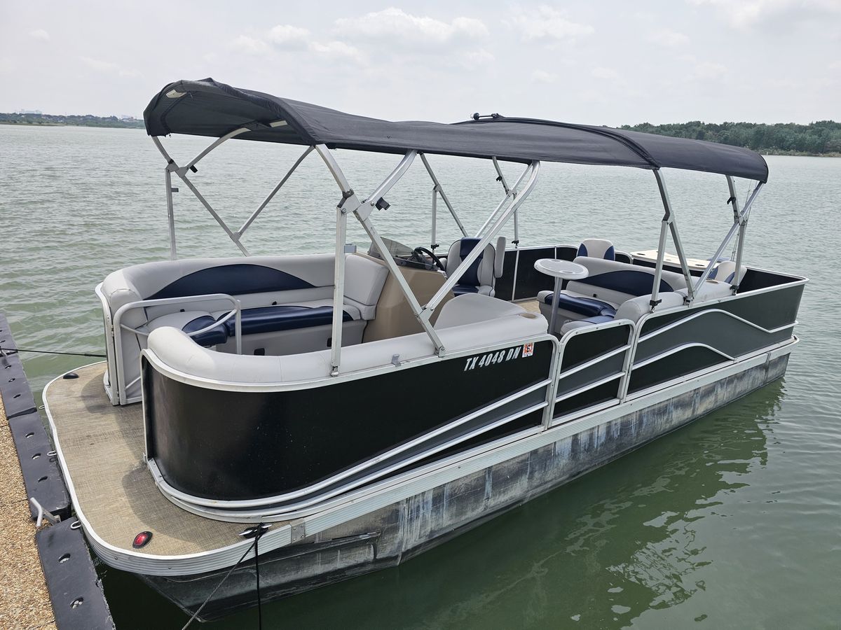 23ft SunCatcher pontoon on Lake Lewisville
