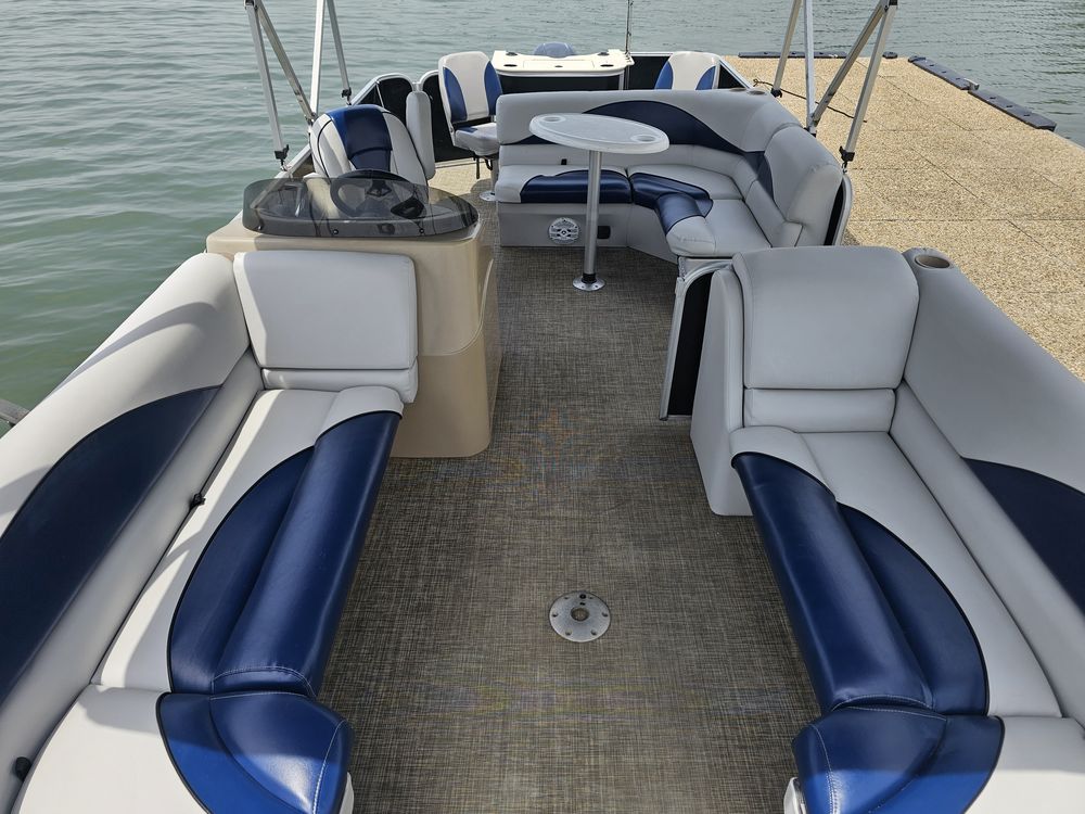 Pontoon boat deck and seating layout